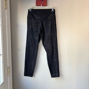 Victoria’s Secret Pink Black Crocodile Print Leggings M